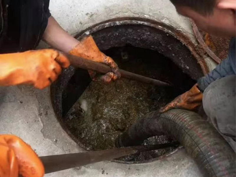 咸安清理化粪池时如何避免沼气的危害？